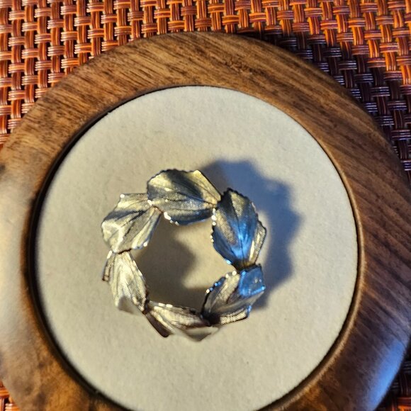 Vintage Textured Leave Wreath Brooch - Picture 2 of 4